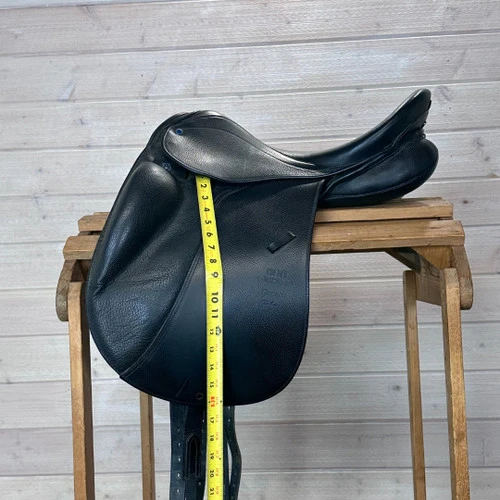Used Stubben Genesis CL Dressage Saddle 17/N - Image 6