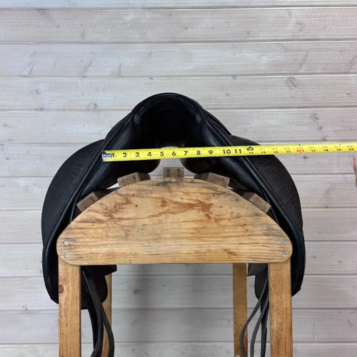 Used Stubben Genesis CL Dressage Saddle 17/N - Image 2