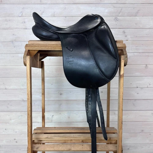 Used Stubben Genesis CL Dressage Saddle 17/N - Image 4